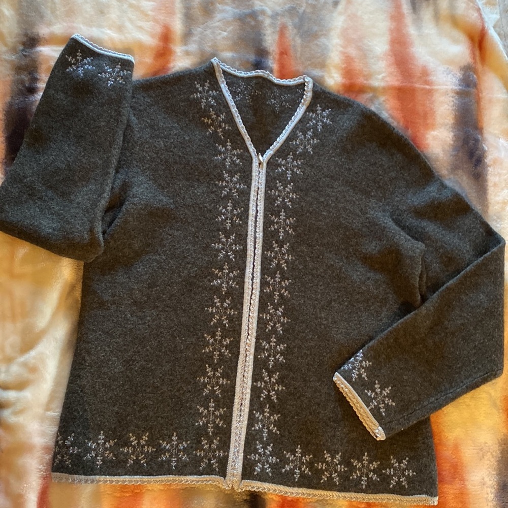 NWOT, beautiful snowflake sweater, no tags S/M
